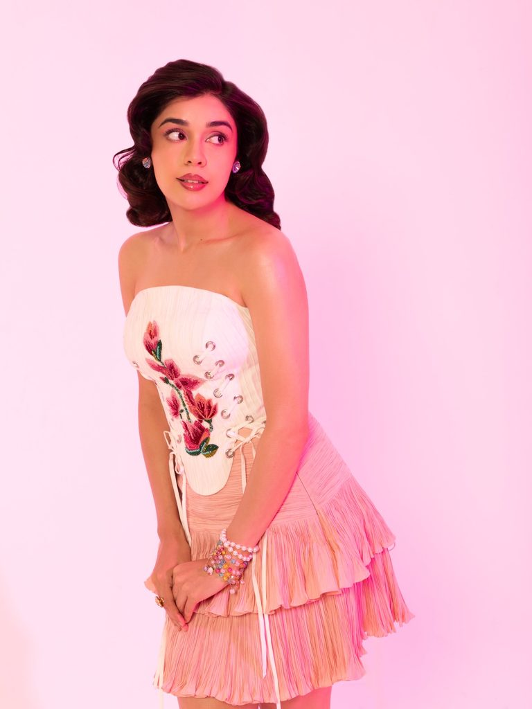 Eisha Singh Brings Retro Barbiecore Energy to a Dreamy Pastel Fashion Shoot 15 703613182 18592441288007878 2076272384007423476 n 768x1024 1 Hunterfly Style The Suitcase Is More Than a Prop