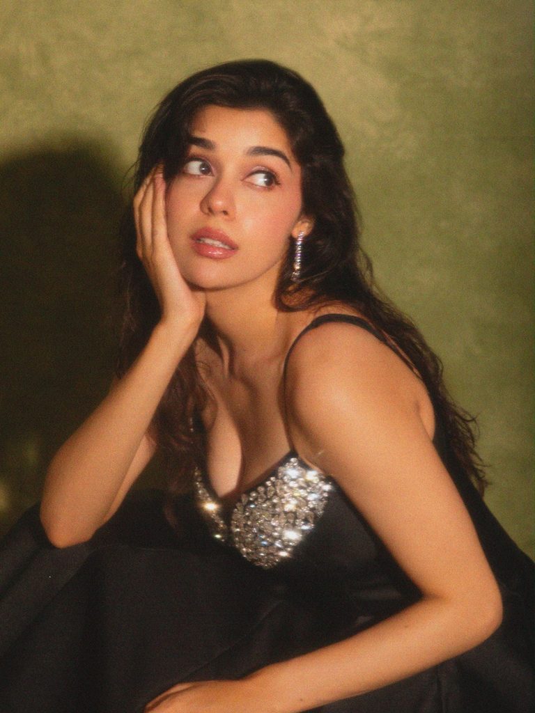 Eisha Singh Channels Old-Hollywood Glamour in a Crystal-Embellished Black Satin Gown 13 714829387 18597177982007878 4705066418475125068 n 768x1024 1 Hunterfly Style The Sweetheart Bodice Creates the Vintage Effect