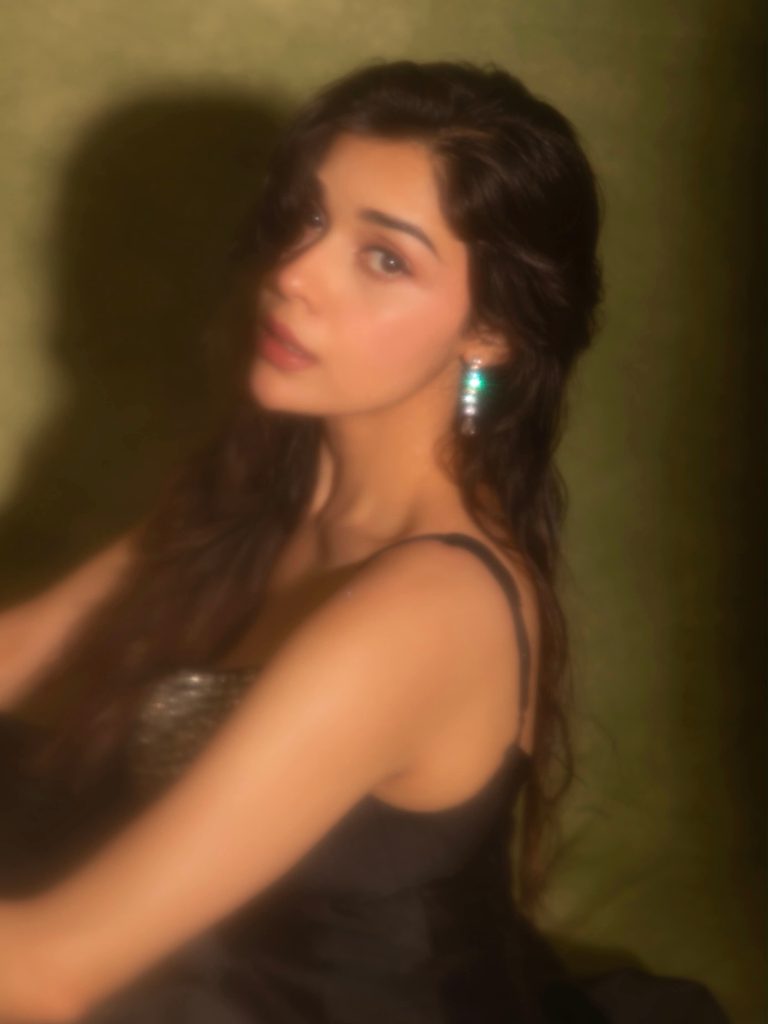Eisha Singh Channels Old-Hollywood Glamour in a Crystal-Embellished Black Satin Gown 18 716871609 18597178048007878 7575700172323362846 n 768x1024 1 Hunterfly Style Beach Waves Soften the Formal Silhouette