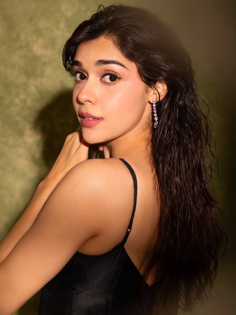 Eisha Singh Channels Old-Hollywood Glamour in a Crystal-Embellished Black Satin Gown 14 718907142 18597178000007878 253171224046364684 n 768x1024 1 Hunterfly Style The A-Line Skirt Keeps the Look Elegant
