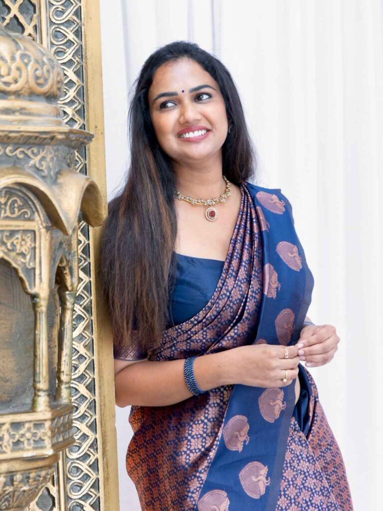 Ariyana Glory’s Navy Silk Saree Is All About Intricate Weaving