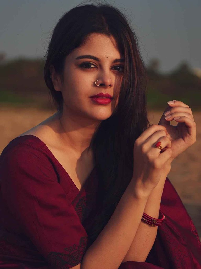 Sanjana Krishnamoorthy's Deep Maroon Saree Takes a Minimalist Route