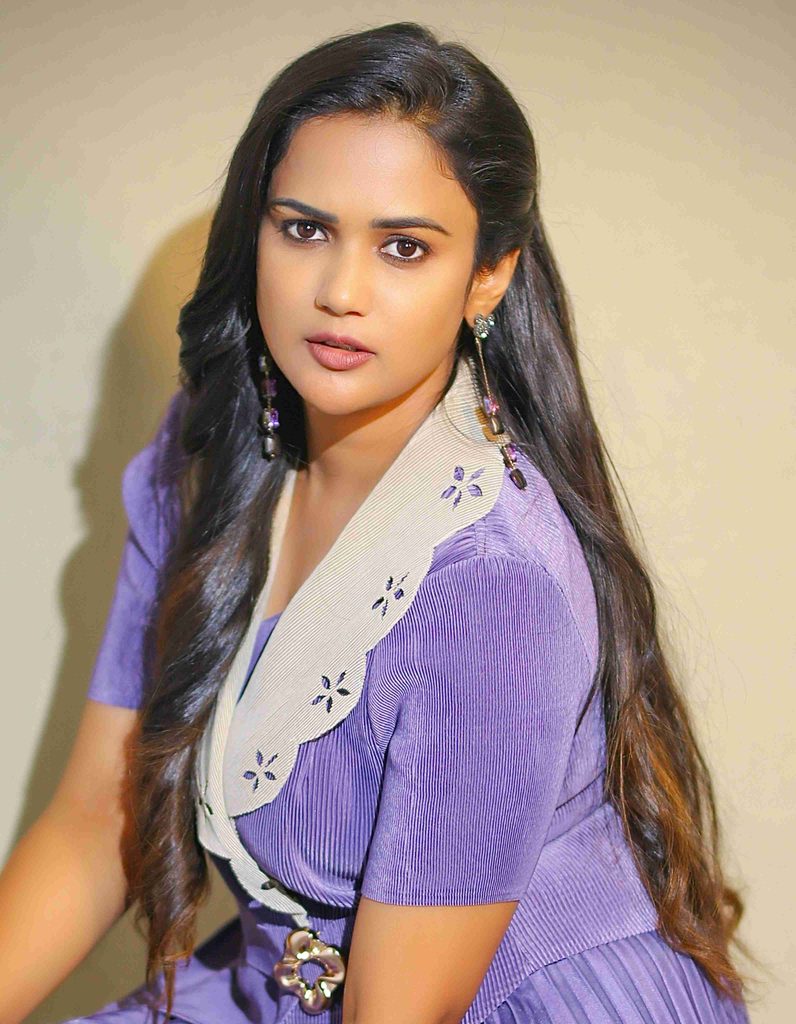 Ariyana Glory Looks Picture-Perfect in Whimsical Lilac Midi Dress 13 774945775 18465764440115764 6317708510994146823 n 11zon Hunterfly Style A Dramatic White Floral Hem Adds Movement
