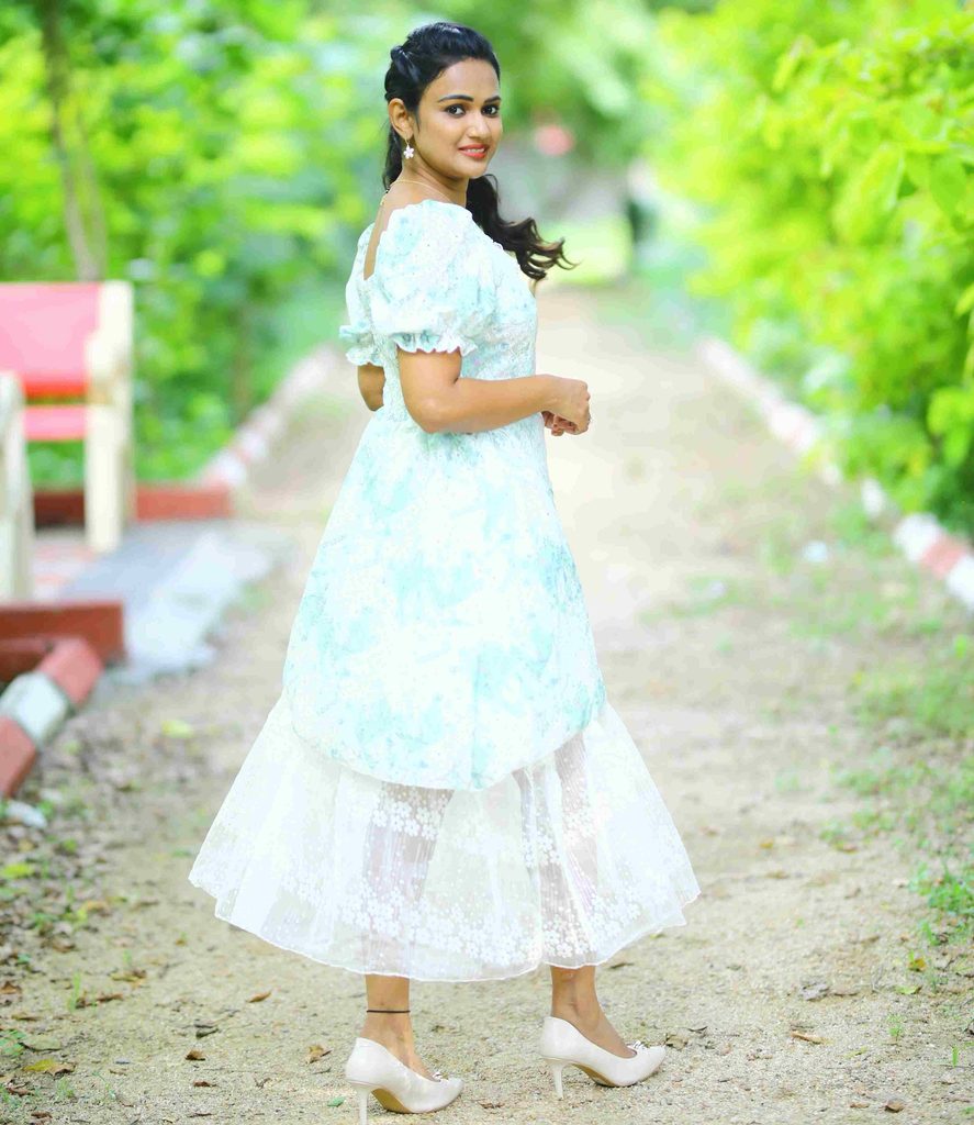 Ariyana Glory Embraces Her Soft-Glam Side