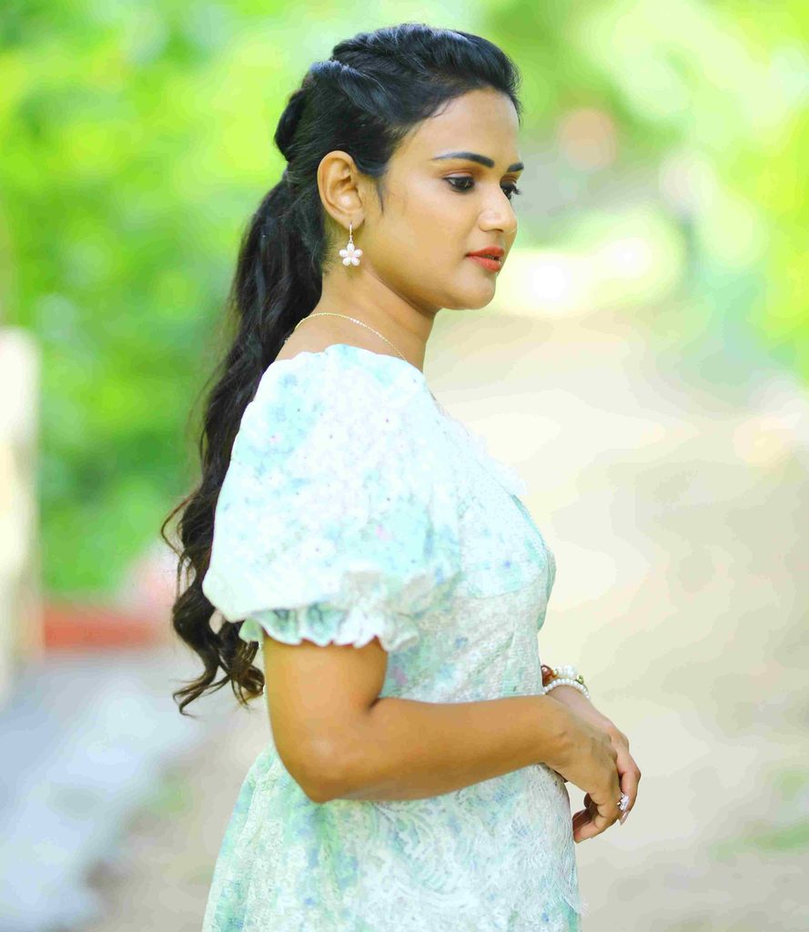Dainty Gold Jewellery Completes the Romantic Mood