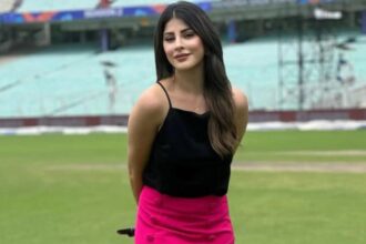 Karishma Kotak reacts to live TV proposal during cricket broadcast