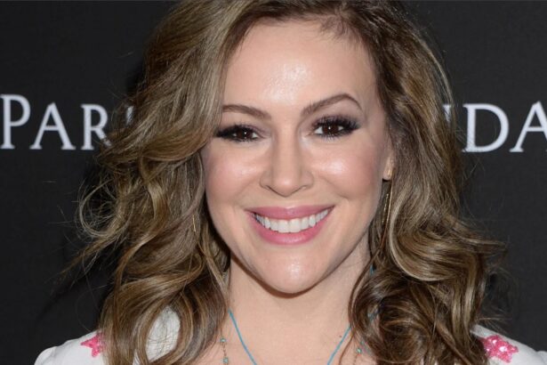 Hunterfly 026 08 20 101225 Alyssa Milano