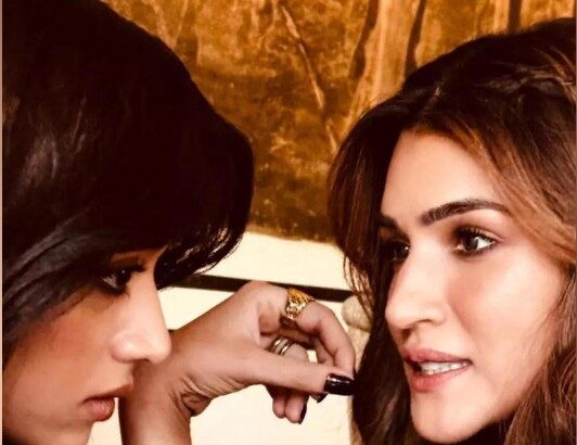 Hunterfly 025 11 07 203034 Kriti Sanon with Rashmika Mandanna celebrating ‘The Girlfriend’ release