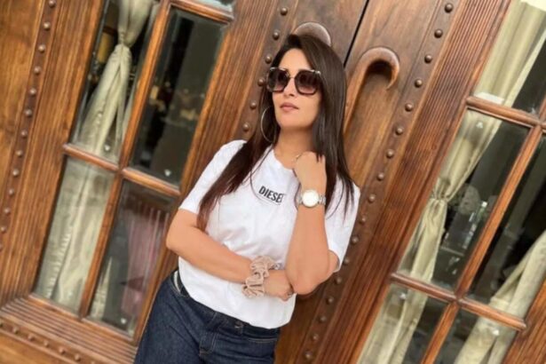 Hunterfly 025 11 21 144739 Actress Dipika Kakar emotional during cancer recovery