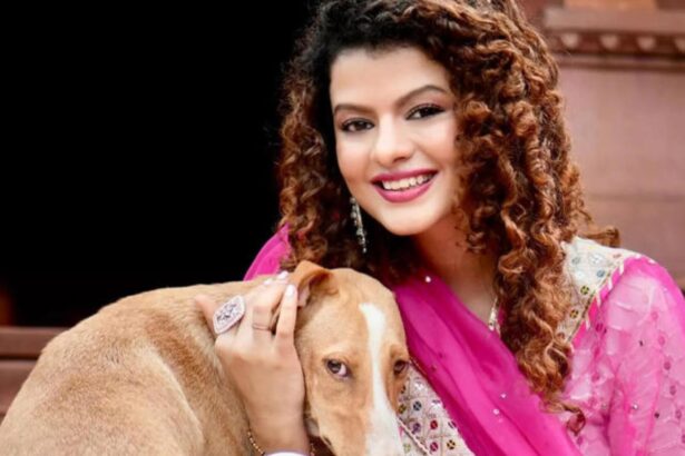 Hunterfly 5 11 27 165515 Palak Muchhal performing on stage for charity concert