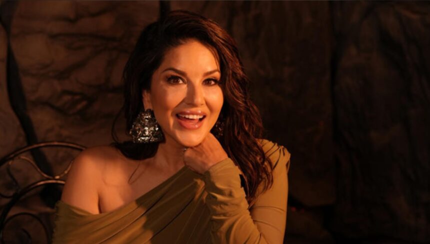 Hunterfly 025 12 03 120603 Sunny Leone at the launch of Potions cocktail theatre in Delhi