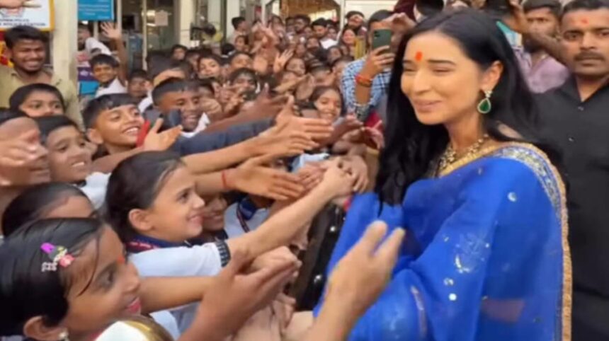 Tanya Mittal meets school children at Siddhivinayak Temple