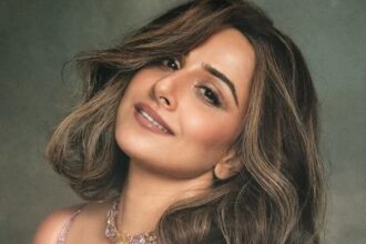 Hunterfly Top 7 Bold and Glamorous Looks of Vidya Balan That Redefined Confidence and Style
