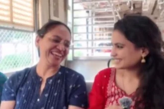 Hunterfly Woman Reunites With Her ‘Strict School Teacher After 10 Years on Mumbai Local Train — Internet Calls It Pure Emotion 1