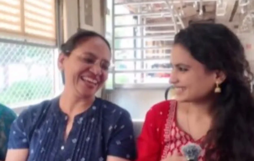 Hunterfly Woman Reunites With Her ‘Strict School Teacher After 10 Years on Mumbai Local Train — Internet Calls It Pure Emotion 1