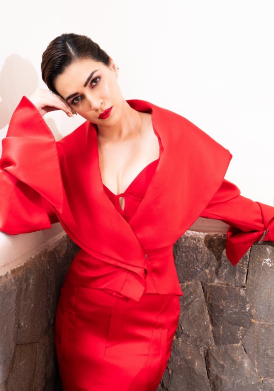 Valentine’s Day 2026: From Kriti Sanon to Shraddha Kapoor, 7 Bollywood Divas Turning Up the Heat in Red