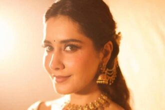 Raashii Khanna shares Shiv Kailashon Ke Waasi bhajan on Maha Shivratri