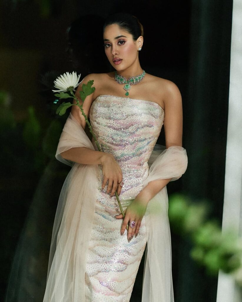 Hunterfly Bollywood actress Janhvi Kapoor @janhvikapoor wears Rahul Mishra Couture. She is wearing the %E2%80%98Po 5