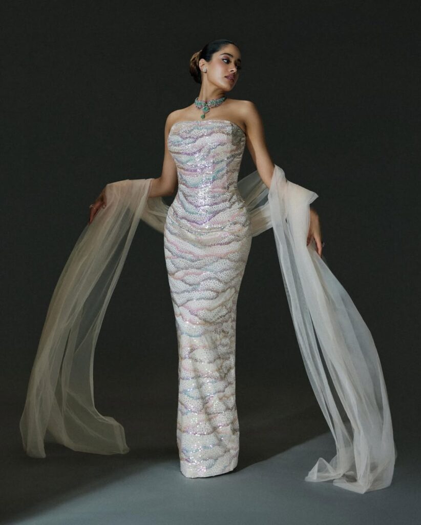 Hunterfly Bollywood actress Janhvi Kapoor @janhvikapoor wears Rahul Mishra Couture. She is wearing the %E2%80%98Po 7
