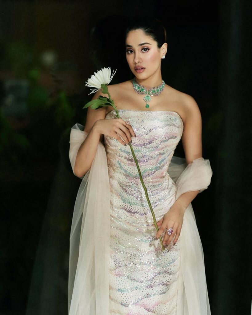 Hunterfly Bollywood actress Janhvi Kapoor @janhvikapoor wears Rahul Mishra Couture. She is wearing the %E2%80%98Po