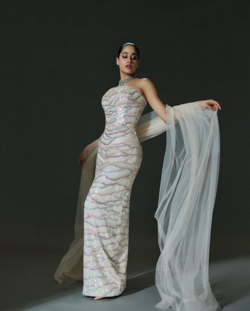 Hunterfly Bollywood actress Janhvi Kapoor @janhvikapoor wears Rahul Mishra Couture. She is wearing the %E2%80%98Po 9