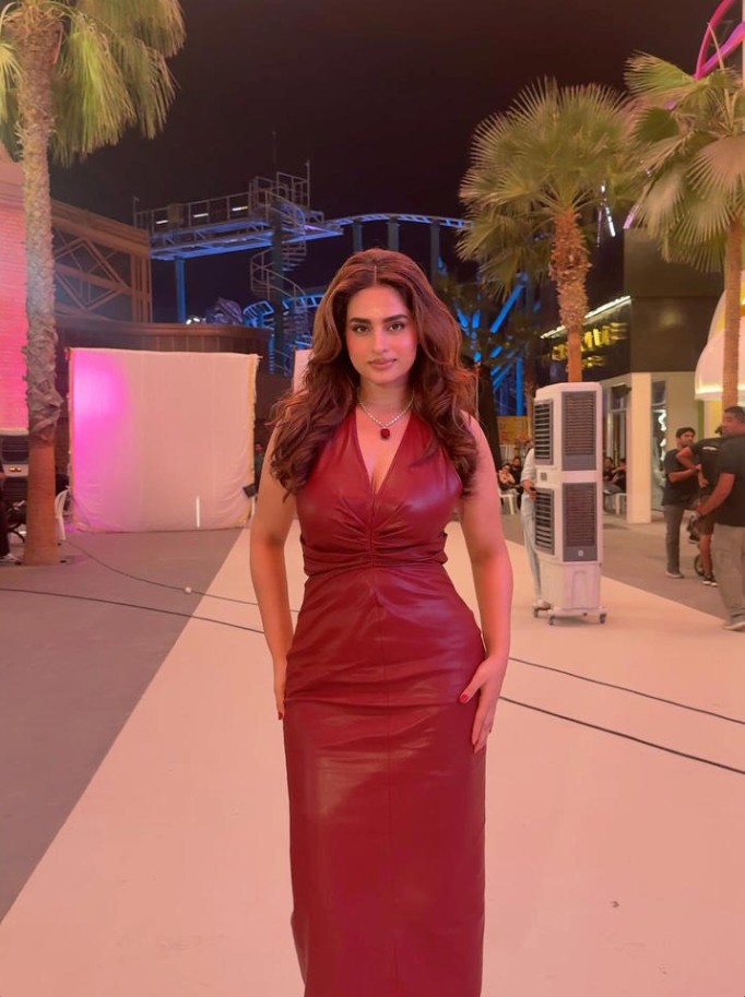 Ayesha Khan-Inspired Fashion Tips for Wearing Casual Fits for Hourglass Body Shapes