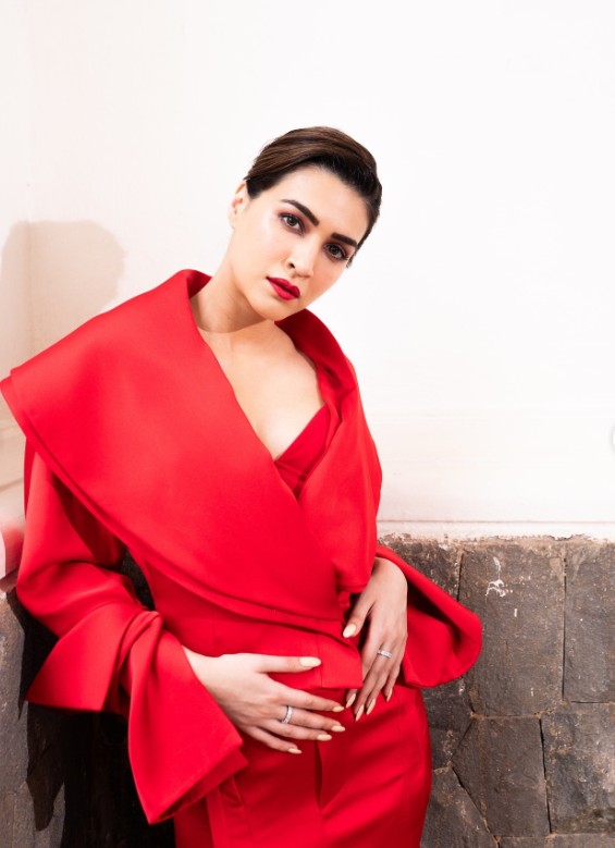 Valentine’s Day 2026: From Kriti Sanon to Shraddha Kapoor, 7 Bollywood Divas Turning Up the Heat in Red