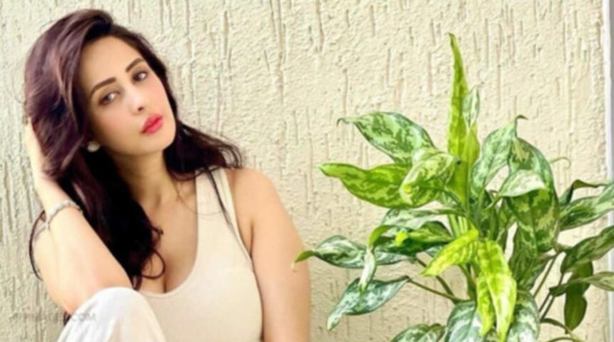 Hunterfly 026 03 10 125758 Chahatt Khanna launches Ammarzo clothing label