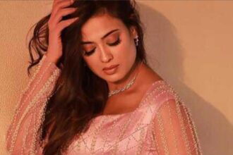 Hunterfly 026 03 28 134653 Shweta Tiwari glam look viral photos Instagram