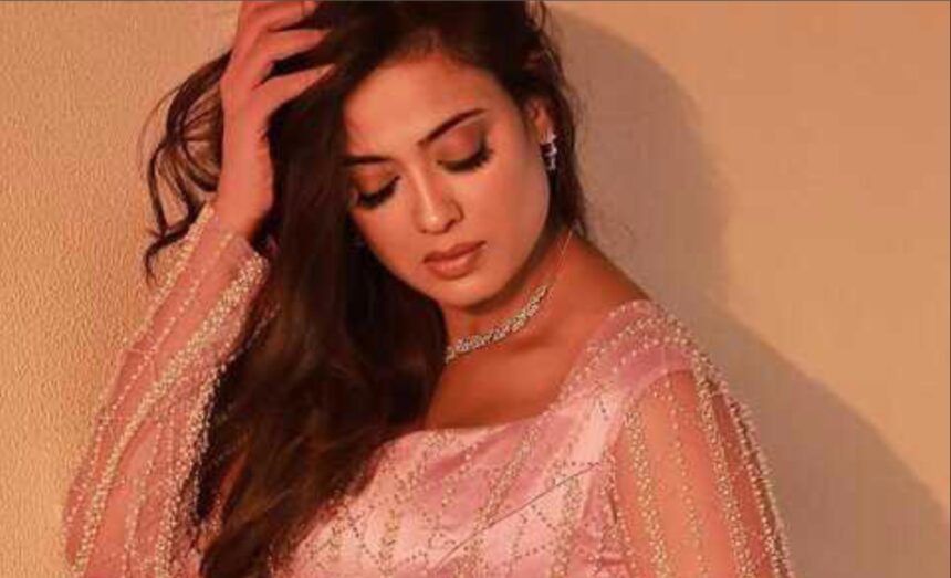 Hunterfly 026 03 28 134653 Shweta Tiwari glam look viral photos Instagram