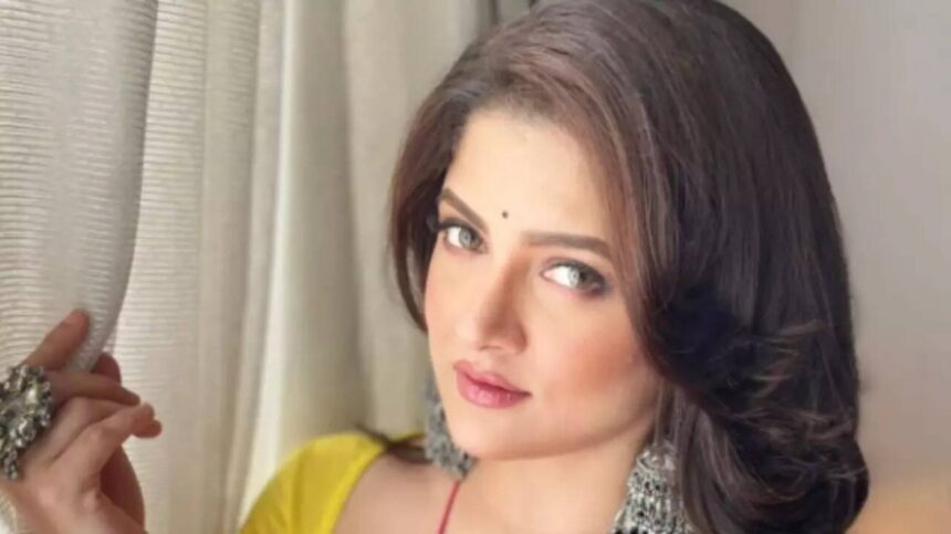 Hunterfly 26 03 04 221930 Srabanti Chatterjee dancing at a Mumbai party