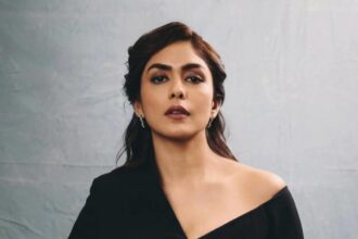 Hunterfly 026 04 13 193445 Mrunal Thakur blushing after Allu Aravind comment at Dacoit event