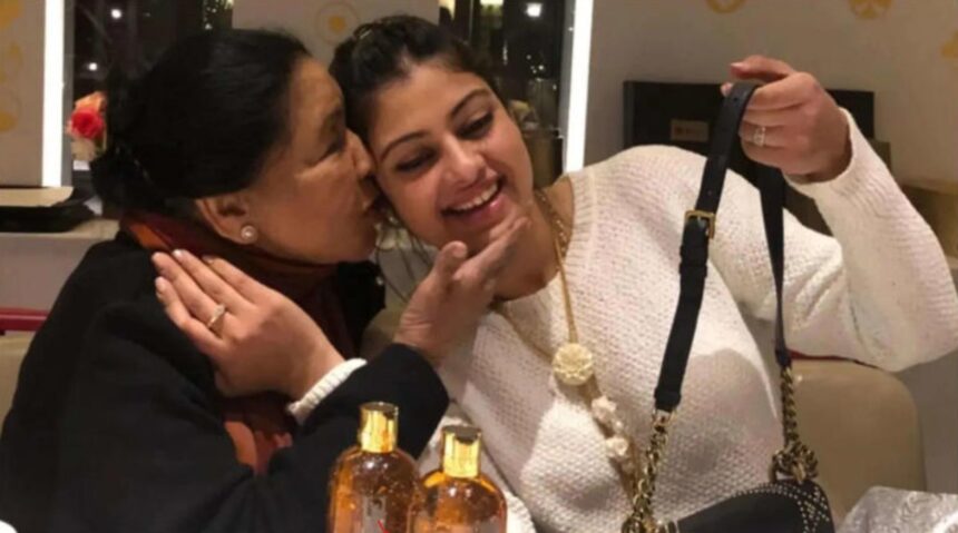 Zanai Bhosle with Asha Bhosle Emotional Photo