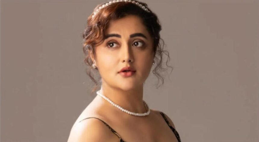 Hunterfly 6 04 13 202204 Rashami Desai during theatre performance and interview