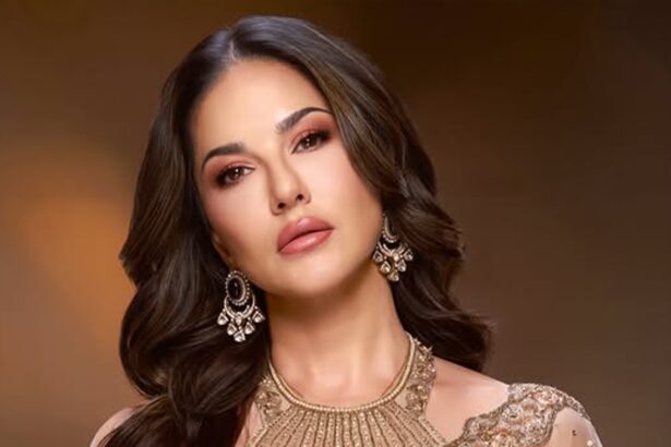 Sunny Leone HD glamorous look in stylish outfit