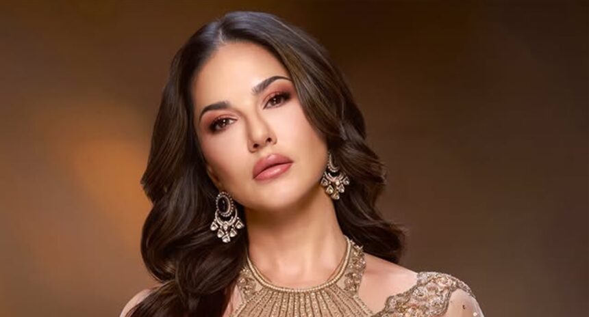 Sunny Leone HD glamorous look in stylish outfit