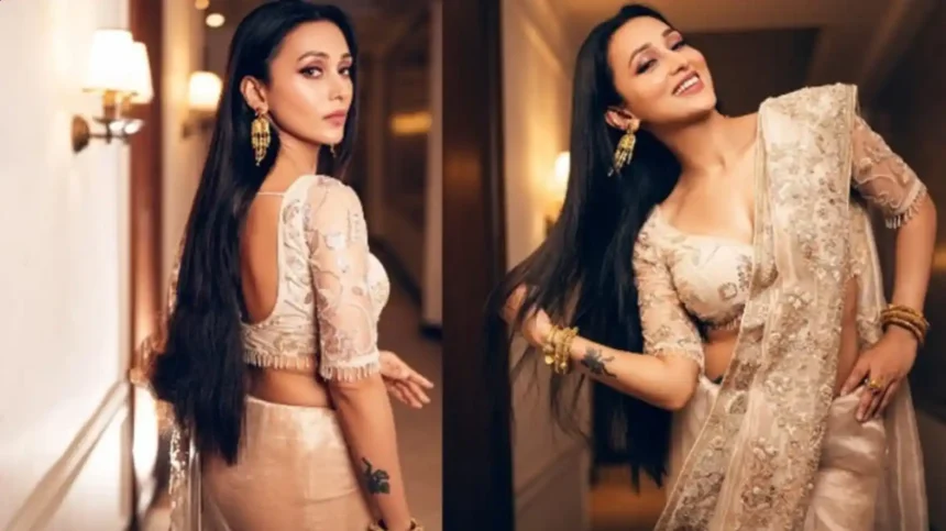 Hunterfly 026 05 22 180306 11zon Mimi Chakraborty posing during a public appearance
