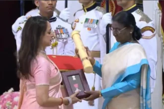 Hunterfly 026 05 25 202714 11zon Hema Malini receives Dharmendra’s Padma Vibhushan at Padma Awards 2026