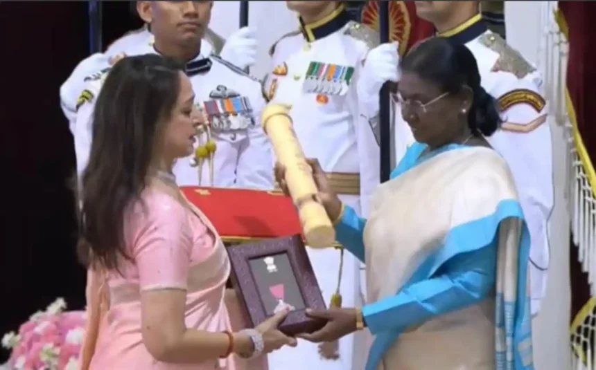 Hunterfly 026 05 25 202714 11zon Hema Malini receives Dharmendra’s Padma Vibhushan at Padma Awards 2026