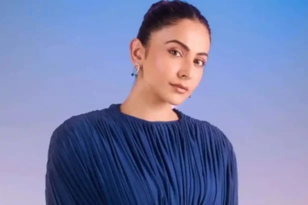 Hunterfly 026 05 26 101405 11zon Rakul Preet Singh posing during promotion of Pati Patni Aur Woh Do