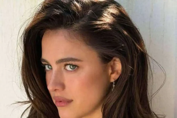 Hunterfly 026 05 26 204830 11zon Woman wearing soft natural lip blush makeup inspired by Gen Z beauty trends