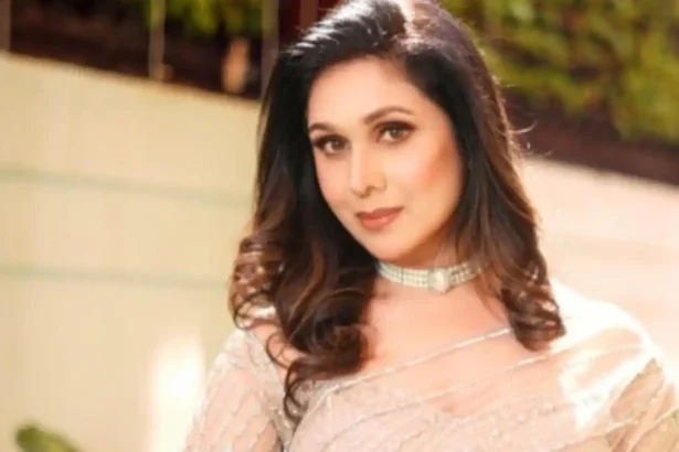 Meenakshi Seshadri announces acting comeback after returning to Mumbai