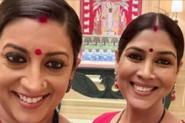 Smriti Irani and Sakshi Tanwar posing together in sarees