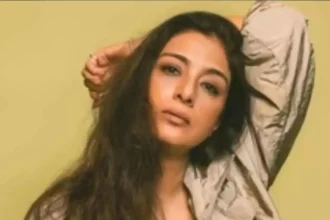 Hunterfly 2026 05 30 195553 11zon Tabu and Karisma Kapoor during their successful Bollywood film collaborations