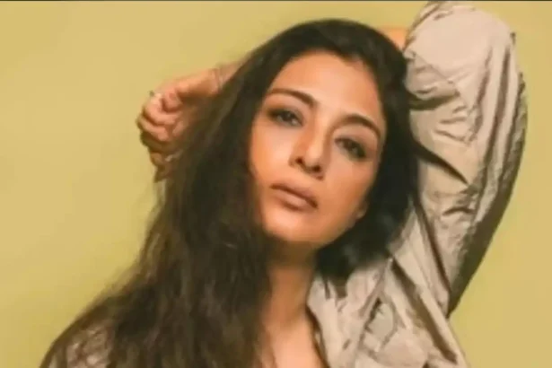 Hunterfly 2026 05 30 195553 11zon Tabu and Karisma Kapoor during their successful Bollywood film collaborations