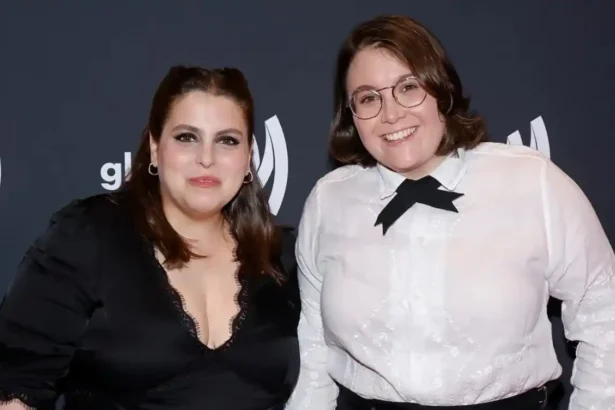 Hunterfly 26 05 19 215241 11zon Beanie Feldstein and Bonnie-Chance Roberts during pregnancy announcement photoshoot