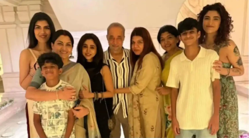 Hunterfly 26 05 24 133045 11zon Khushbu Sundar shares family photo with Aarti Ravi