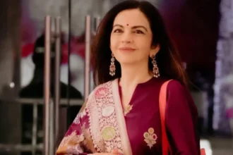 Nita Ambani wearing a handwoven Banarasi Butidar suit with Rangkat dupatta