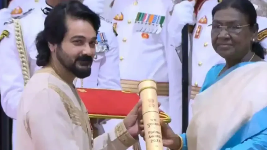 Hunterfly 26 05 26 180908 11zon Prosenjit Chatterjee receiving Padma Shri at Rashtrapati Bhavan