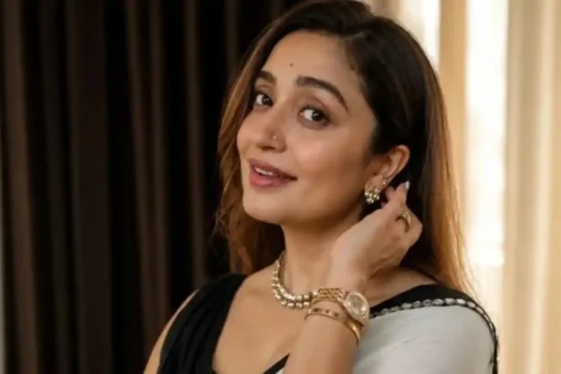 Hunterfly 6 05 27 170655 11zon Actress Pallavi Purohit during an interview